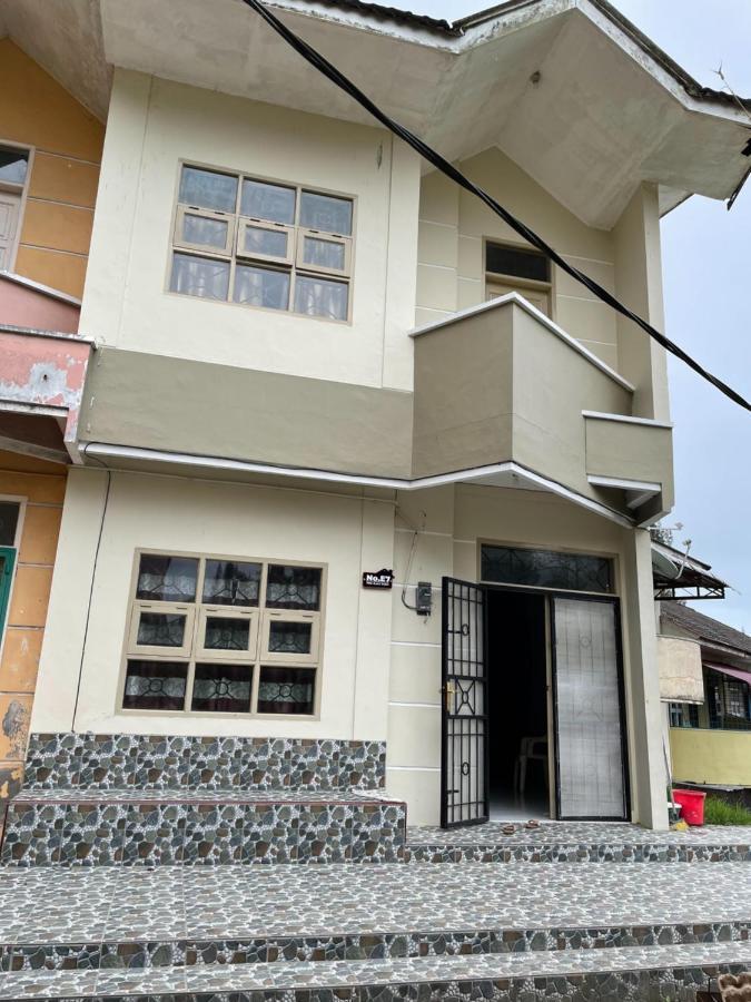 Villa Bukit Indah Berastagi Exteriör bild